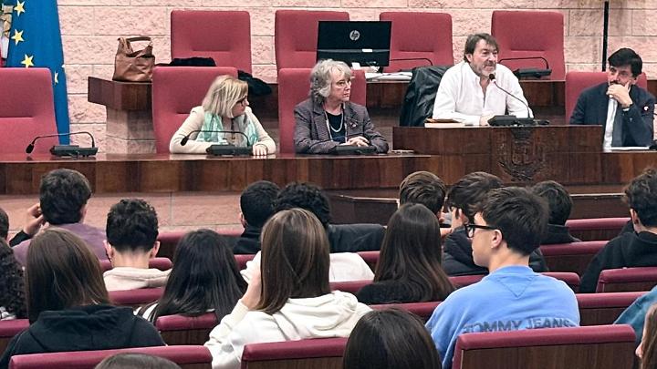 Navigare senza paura: gli studenti incontrano Sigfrido Ranucci