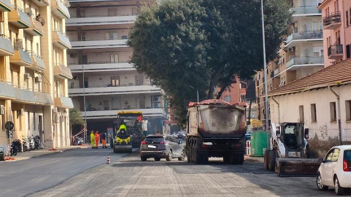 Via Betti, il cantiere accende i malumori: quartiere in difficolt&agrave;
