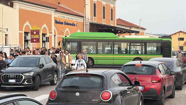 Restyling che non parte, disagi che aumentano: la stazione nel &ldquo;limbo&rdquo; del cantiere