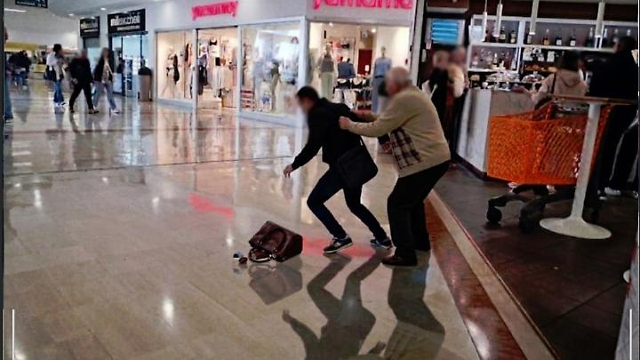 Furto al bar del centro commerciale: "mani di velluto" inseguito tra sedie e tavolini