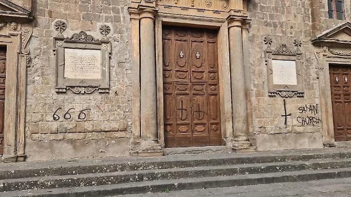 Scritte sataniche: emesso foglio di via