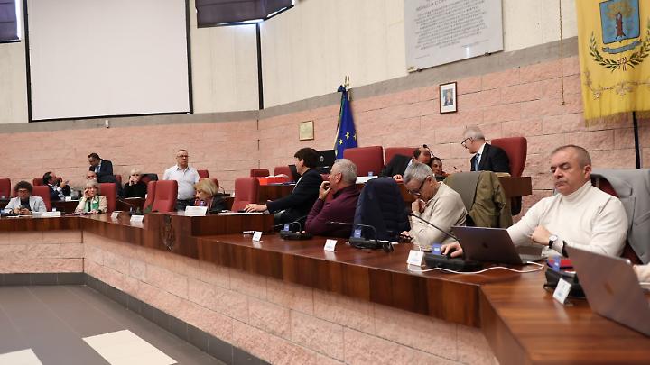 Consiglio comunale in fiamme per il biodigestore: seduta sospesa e accuse di censura