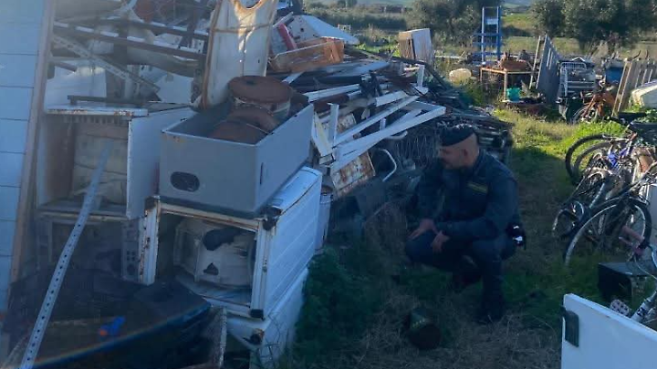 Frigoriferi, batterie e veicoli fuori uso: la scoperta dei finanzieri a Cerveteri