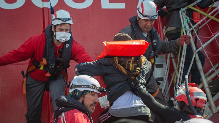 Tre soccorsi in 48 ore, 123 persone verso Civitavecchia: domani il primo sbarco del 2026