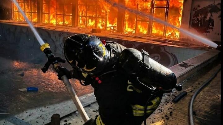 A fuoco la vecchia piscina comunale