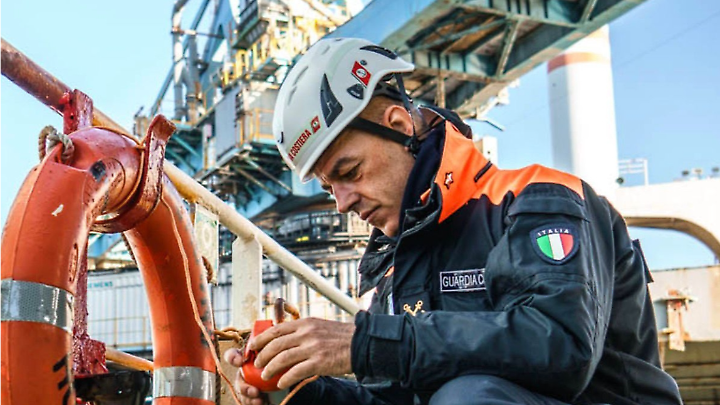 Nave Ro‑Ro fermata in porto dalla Guardia Costiera