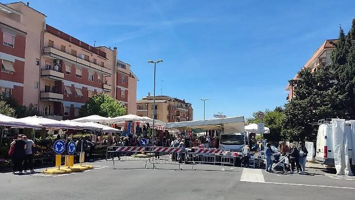 mercatino viale Nenni 