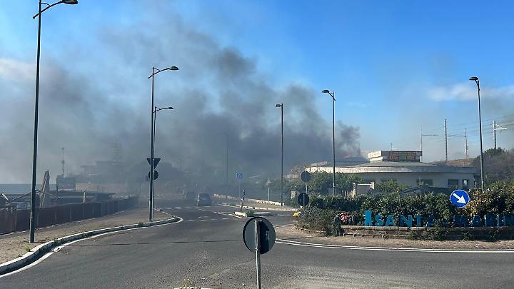 Fiamme nell'ex piscina comunale