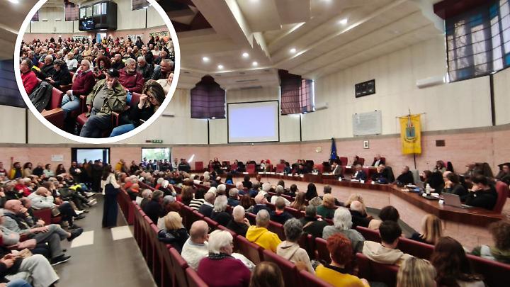 Biodigestore, esplode la protesta: in centinaia contro il maxi impianto da 120mila tonnellate