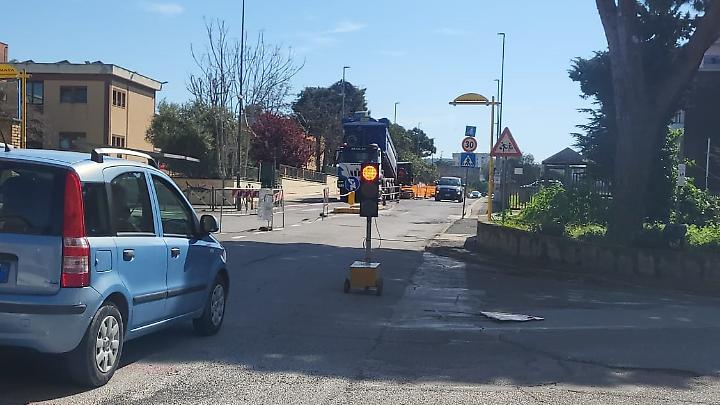 Citt&agrave; sempre pi&ugrave; ostaggio del traffico: un semaforo manda il tilt la circolazione IL VIDEO&nbsp;