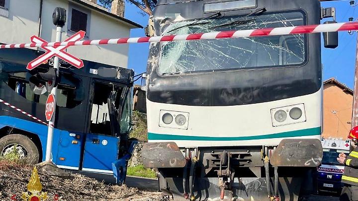 Scontro pullman - treno: aperta una commissione d'inchiesta