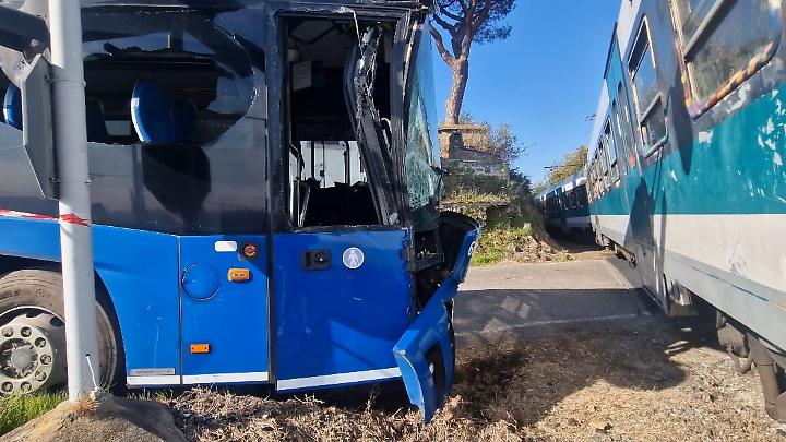 Scontro bus-treno lungo la Roma nord