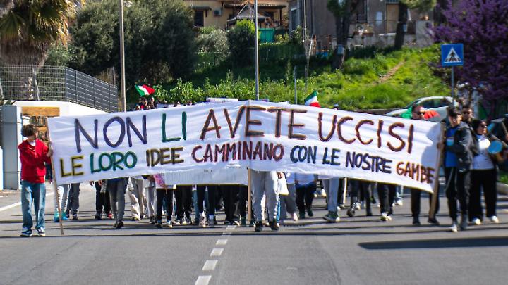 Il corteo dei ragazzi della Don Milani
