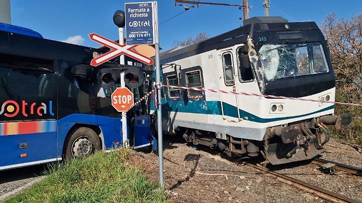 Scontro bus-treno: due inchieste e un'interrogazione parlamentare