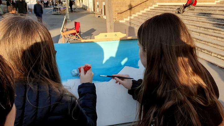 Arte in piazza a Santa Marinella: giovani e cittadini dipingono la chiesa di San Giuseppe