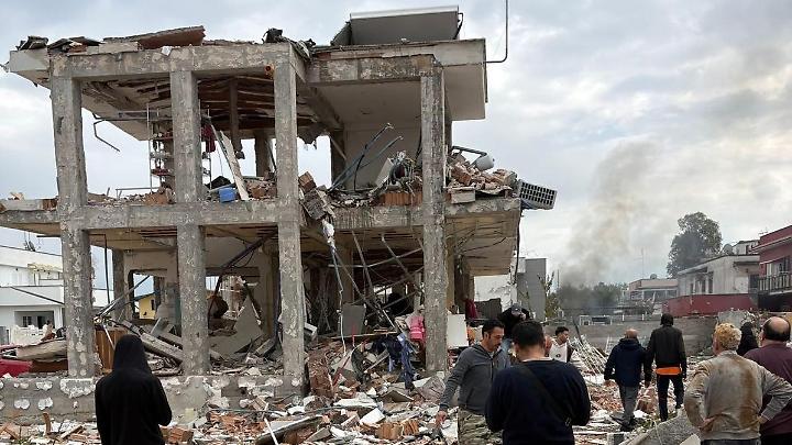 Roma, crolla palazzina in zona Piana del Sole: due feriti gravi. Esplosione forse dovuta ad una fuga di gas