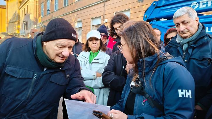 Presidio e tensione in piazza Regina Margherita: cittadini bloccano l'abbattimento dei lecci