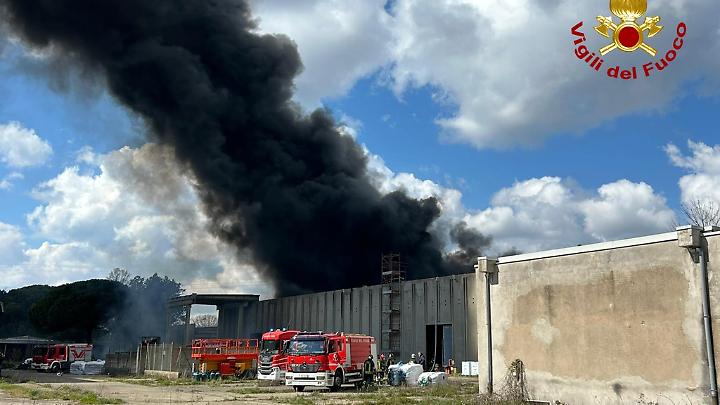 Incendio nello stabilimento dismesso dell'ex Alta Altene