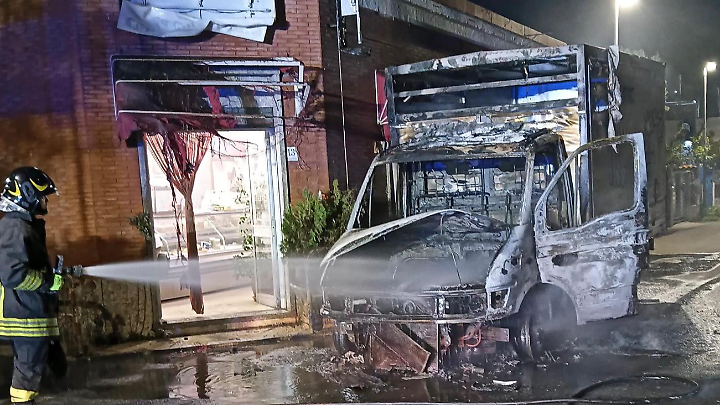Furgone in fiamme a Santa Severa: paura tra i residenti