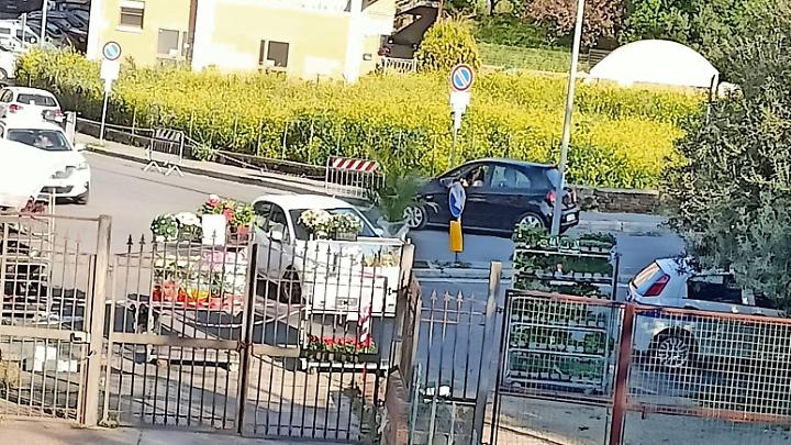 Caos mercatino in via Nenni: proteste per parcheggi selvaggi, rifiuti e viabilit&agrave; bloccata
