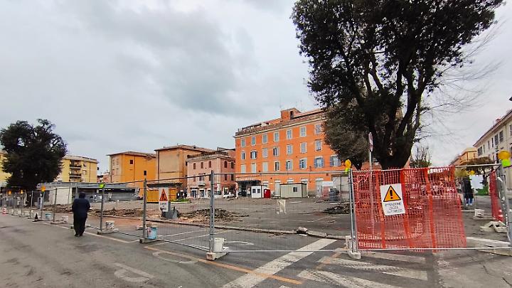 Piazza Regina Margherita, avanti la bonifica tra lavori e polemiche