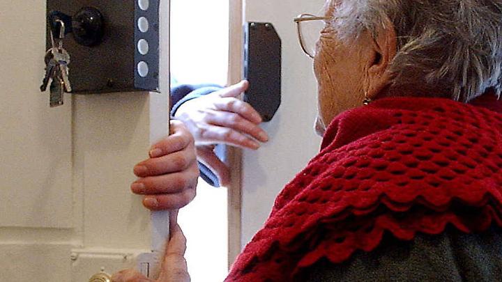 Truffano un&rsquo;anziana con la tecnica del finto postino, in tre ai domiciliari con il braccialetto elettronico