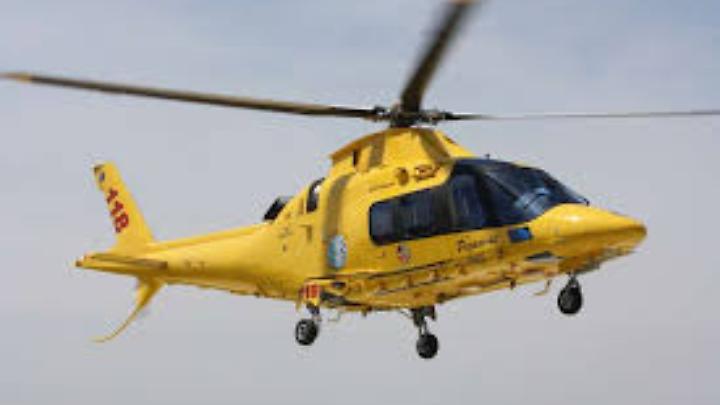 Precipita dal tetto di casa: paura per un uomo: elitrasportato in codice rosso