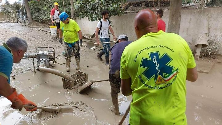 I politici si schierano con le associazioni