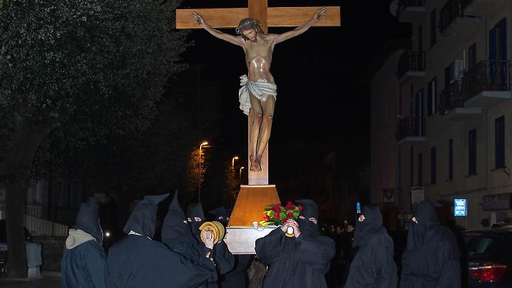 Allumiere in preghiera: &egrave; l'ora della solenne processione del Cristo morto