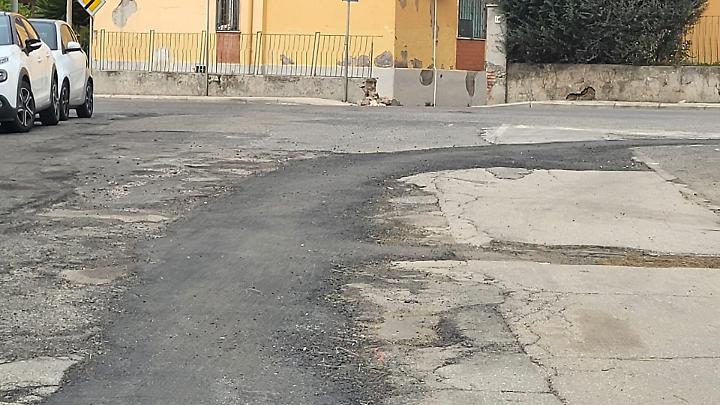 Dopo i cantieri, &egrave; ancora caos: asfalto dissestato, fibra tranciata e tubature danneggiate