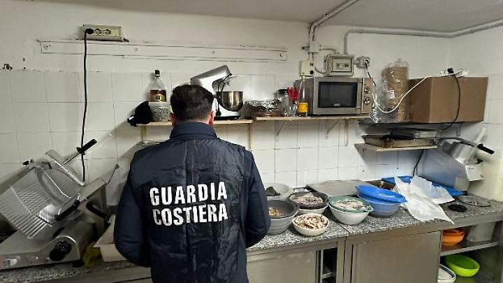 Maxi operazione della Guardia costiera: sotto la lente anche le mense scolastiche