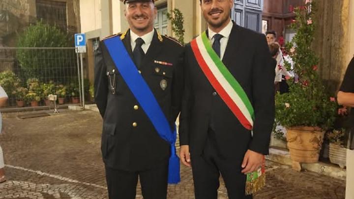 Ferma un'auto senza assicurazione e viene aggredito