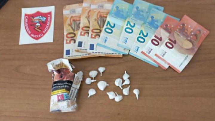 Alla vista dei carabinieri fa inversione: in auto aveva 12 dosi si cocaina