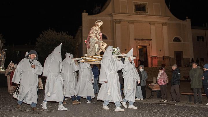 Emozioni e tanta gente alla processione del Cristo Morto