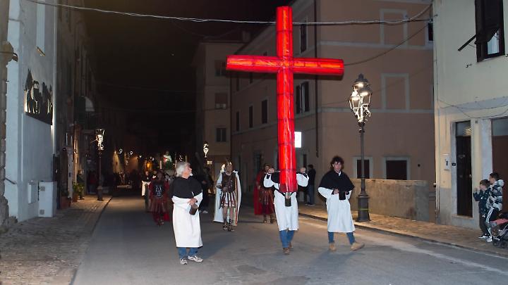 Emozioni e fede per la suggestiva Processioni del Cristo Morto
