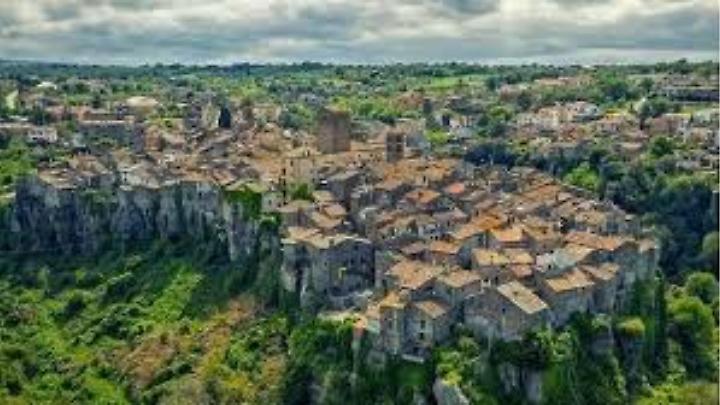 Scarponi ai piedi e forchette in mano: torna la Scarpinata