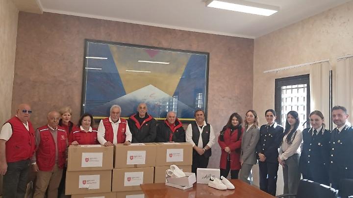 SMOM dona scarpe alle detenute