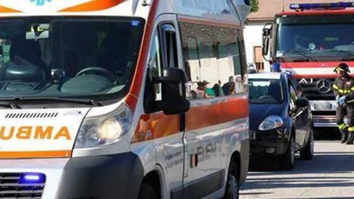 Uomo finisce sotto un trattore, soccorso dai vicini di casa