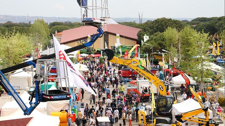 Il futuro della terra sfila sul mare: Tarquinia si prepara per la 77&ordf; Fiera delle macchine agricole