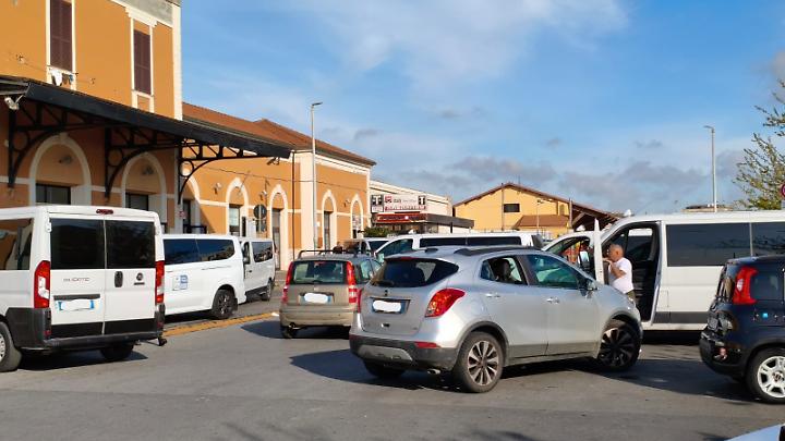 Stazione ferroviaria, il caos &egrave; servito: traffico bloccato e manovre al limite