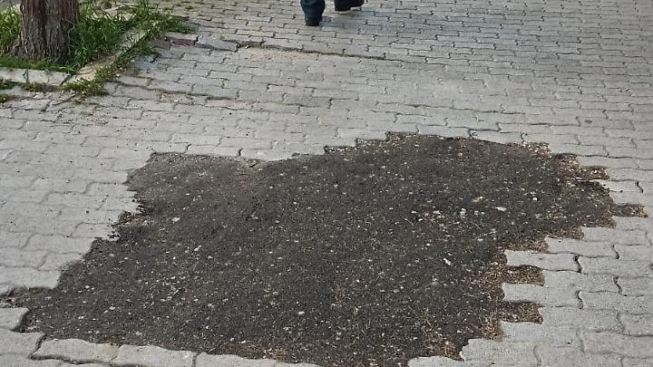 Perdita idrica riparata, ma sul marciapiede spunta l'asfalto