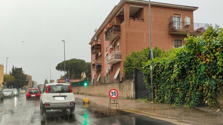 Mediana in tilt sotto la pioggia: caos traffico per il semaforo temporaneo