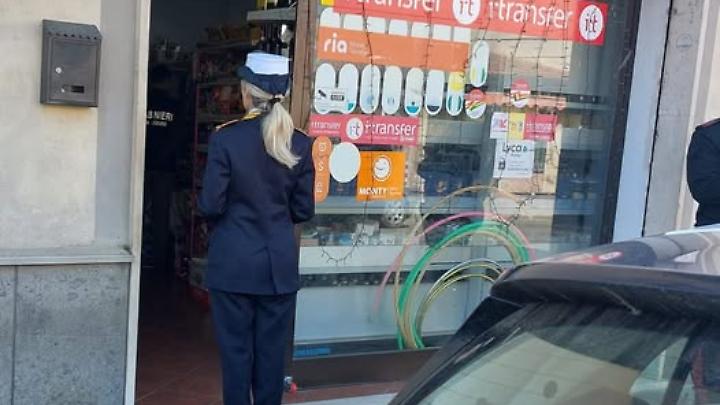 Carne scongelata sul marciapiede, chiuso il minimarket