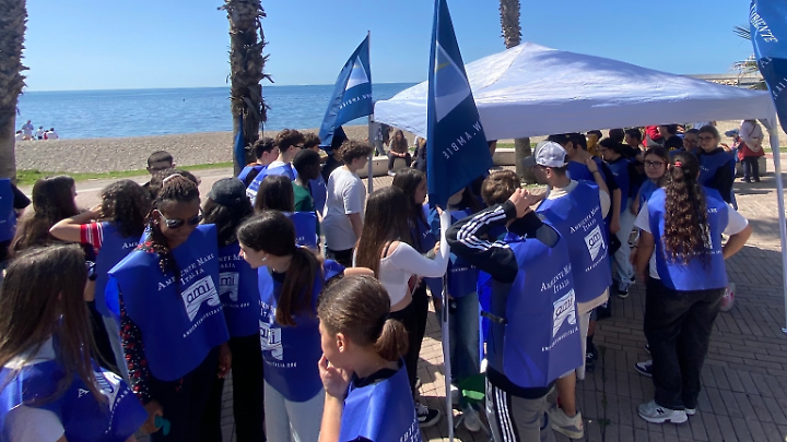 Lezione di ecologia in spiaggia: 60 studenti puliscono il litorale