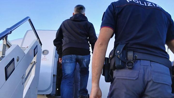 Nei guai per immigrazione clandestina e associazione a delinquere, rimpatriato un albanese