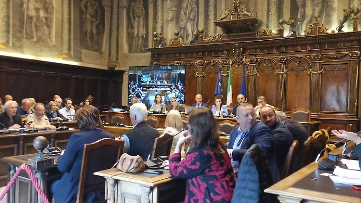 Niente calci al pallone in vie e piazze del centro