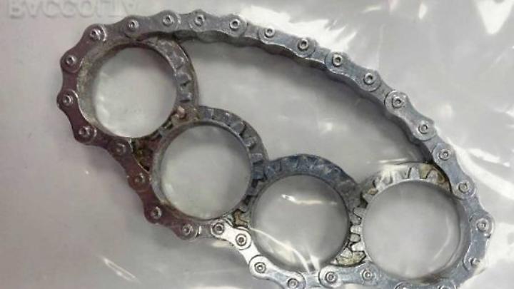 Aggredisce una donna in centro con calci e sputi