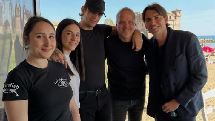 Achille Lauro sorpresa a Santa Severa: pranzo all&rsquo;Isola del Pescatore dopo lo show alla Fontana di Trevi