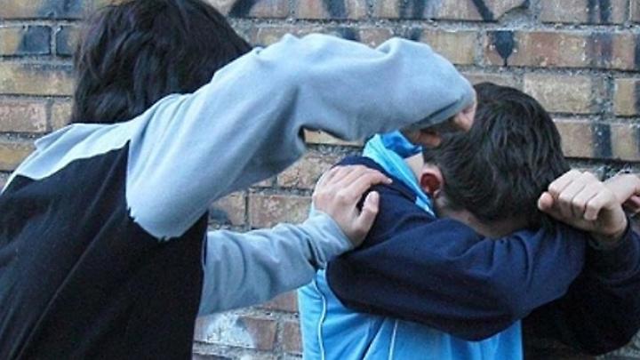 Minaccia e aggredisce un coetano in classe, minorenne ammonito per bullismo