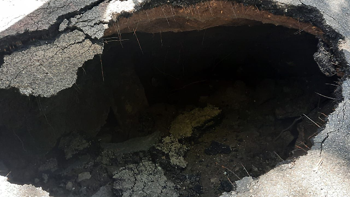 Il boato e poi il crollo: si apre una voragine in pieno centro